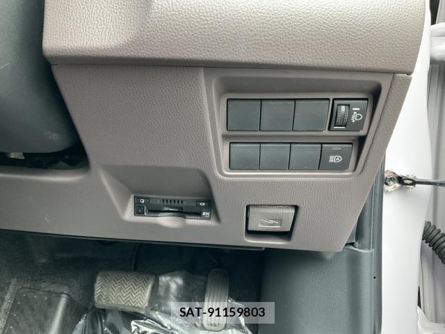 Toyota YARIS 2022-07 8056070-12