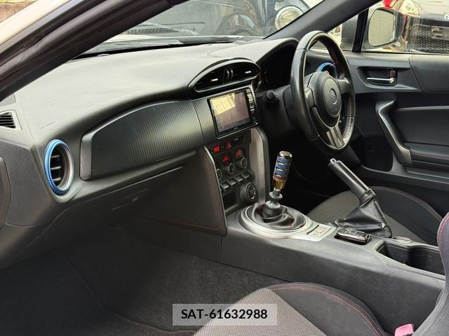 Toyota 86 2012-10 8071537-11