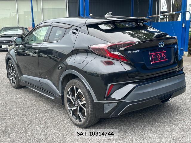 Toyota C-HR 2017-06 8071557-6