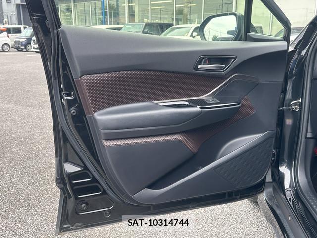 Toyota C-HR 2017-06 8071557-9