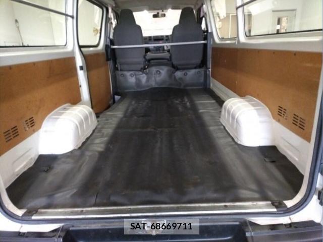Toyota HIACE VAN 2017-02 8070915-2
