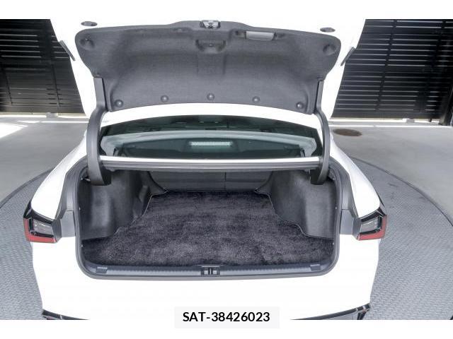 Lexus IS 2023-02 8071705-18