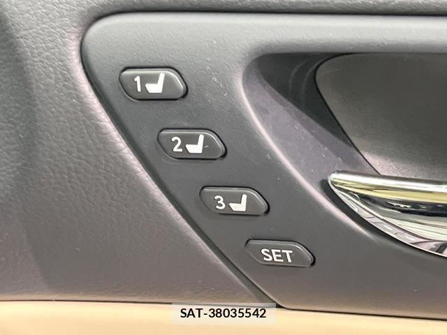 Lexus IS 2013-10 8072343-5