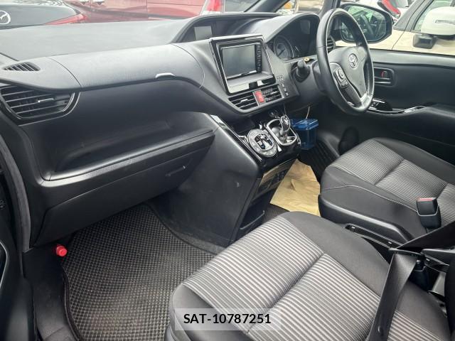 Toyota NOAH 2018-05 8072123-2