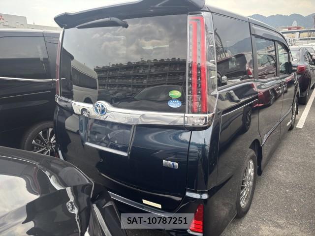 Toyota NOAH 2018-05 8072123-4