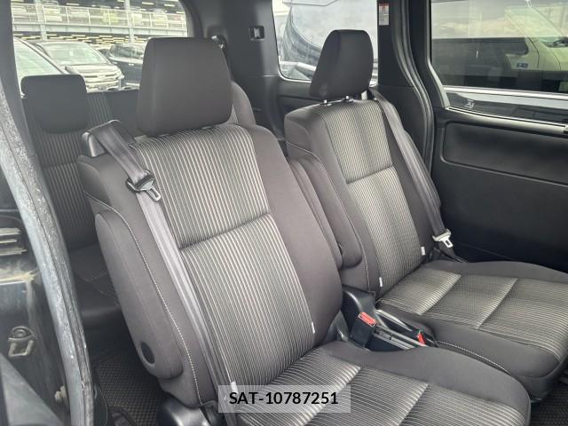 Toyota NOAH 2018-05 8072123-5