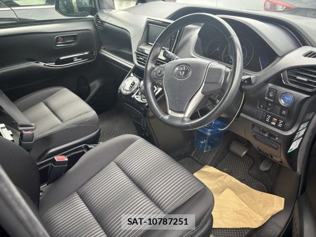 Toyota NOAH 2018-05 8072123-8