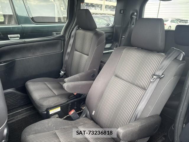 Toyota NOAH 2017-08 8072140-3