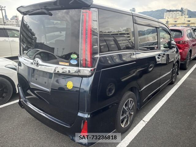 Toyota NOAH 2017-08 8072140-5