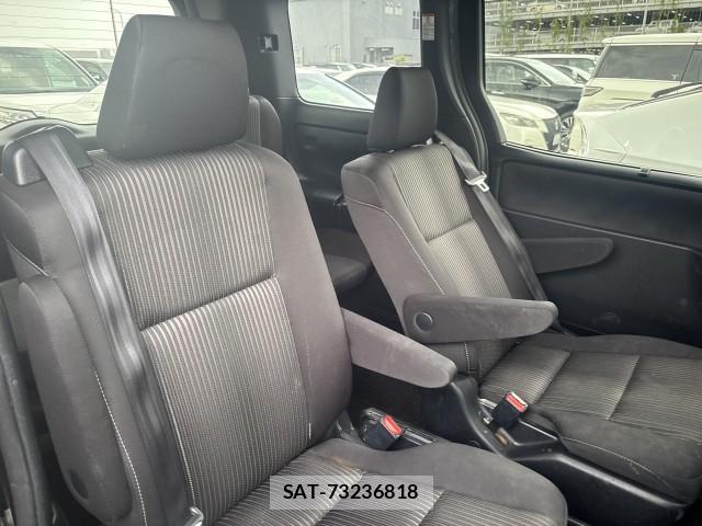 Toyota NOAH 2017-08 8072140-6