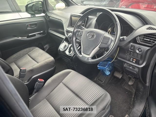 Toyota NOAH 2017-08 8072140-7