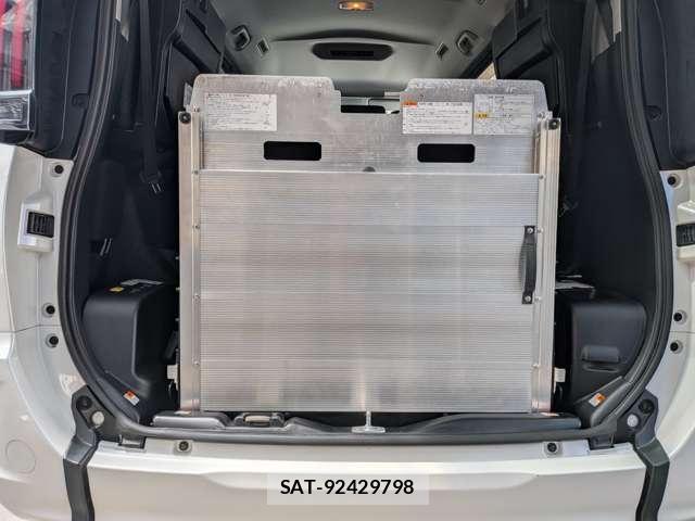 Toyota NOAH 2021-04 8072212-1