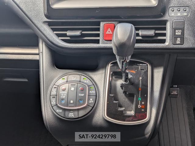 Toyota NOAH 2021-04 8072212-15