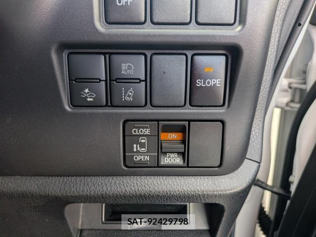Toyota NOAH 2021-04 8072212-16