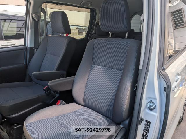 Toyota NOAH 2021-04 8072212-19