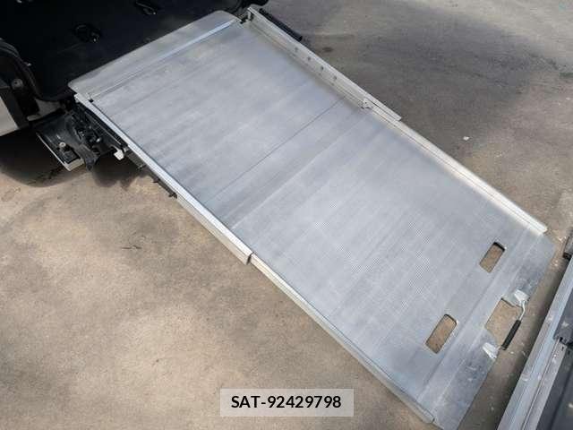 Toyota NOAH 2021-04 8072212-2