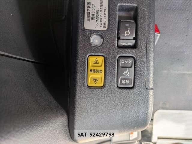 Toyota NOAH 2021-04 8072212-4