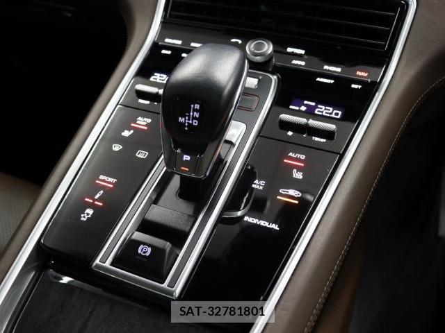 Porsche PANAMERA 2018-01 8071696-11
