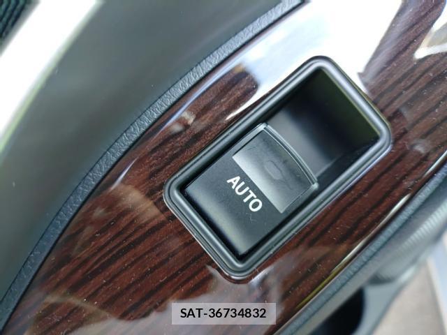 Toyota PREMIO 2019-06 8072551-12