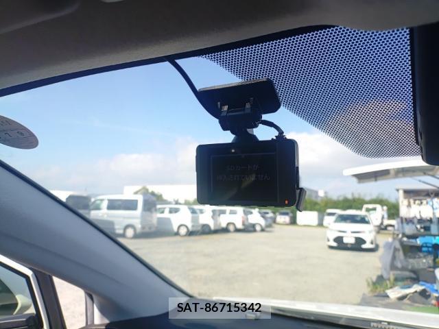 Toyota PRIUS 2018-07 8071359-16