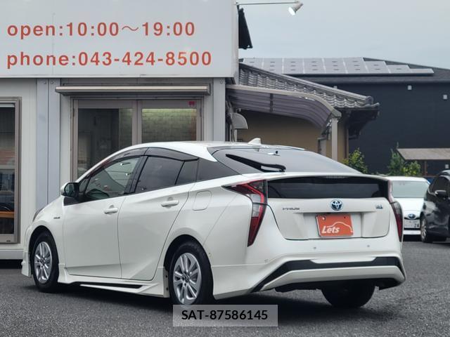 Toyota PRIUS 2018-04 8072045-4