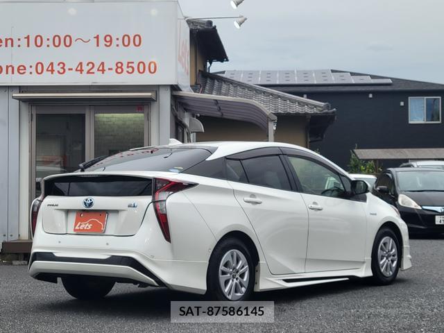 Toyota PRIUS 2018-04 8072045-5