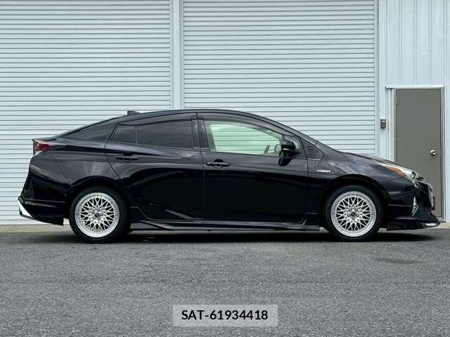 Toyota PRIUS 2017-10 8072106-1