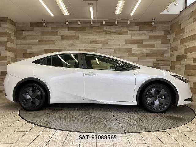 Toyota PRIUS 2023-05 8072599-16