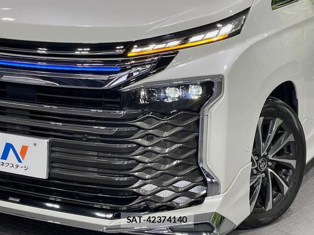 Toyota VOXY 2022-03 8071089-12
