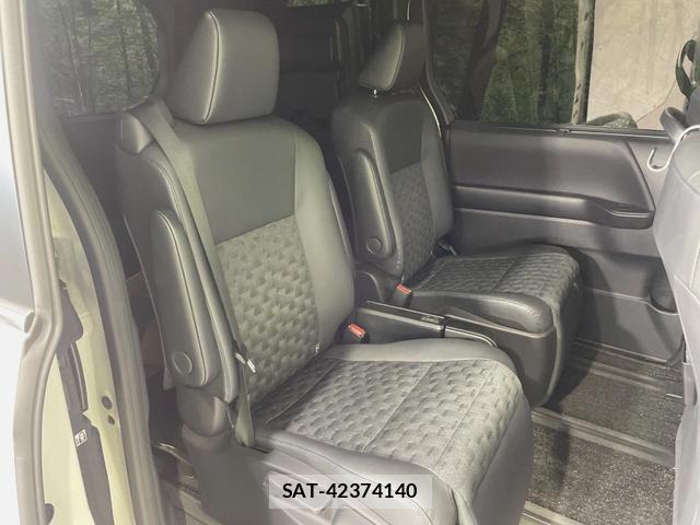Toyota VOXY 2022-03 8071089-8