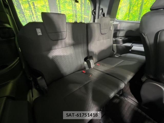 Toyota VOXY 2023-08 8071156-10