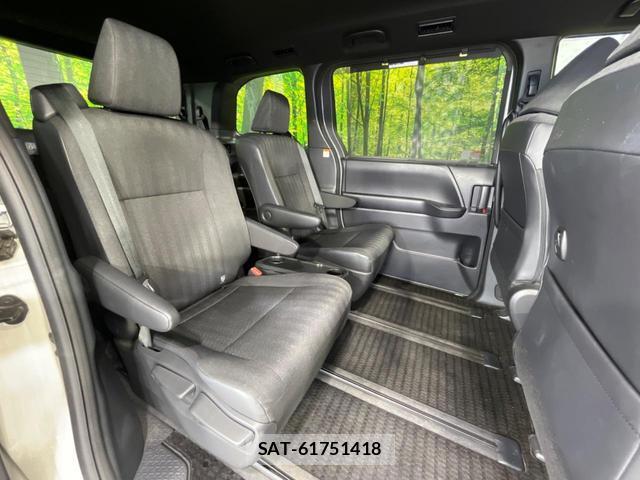 Toyota VOXY 2023-08 8071156-9