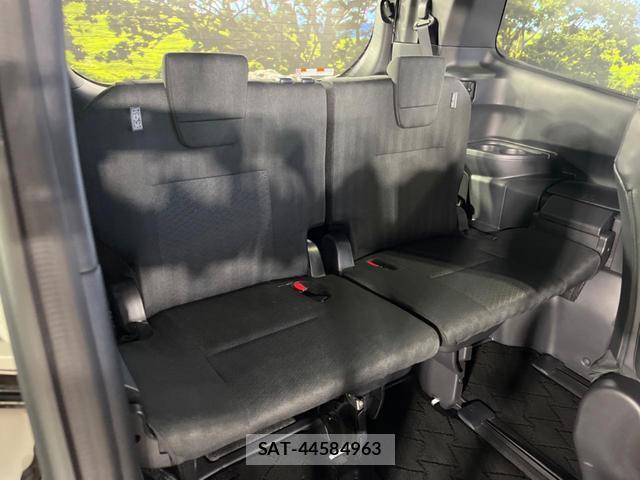 Toyota VOXY 2023-09 8071179-11