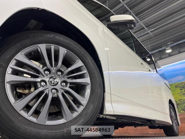Toyota VOXY 2023-09 8071179-15