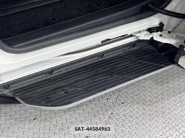 Toyota VOXY 2023-09 8071179-4