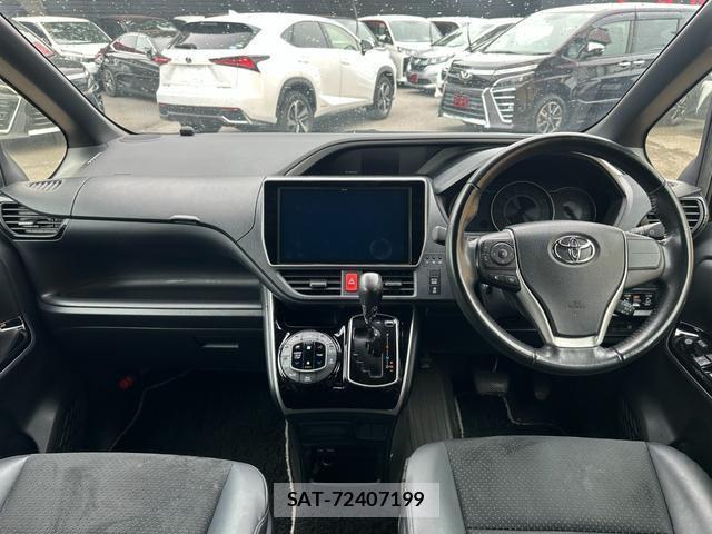 Toyota VOXY 2021-05 8071496-1