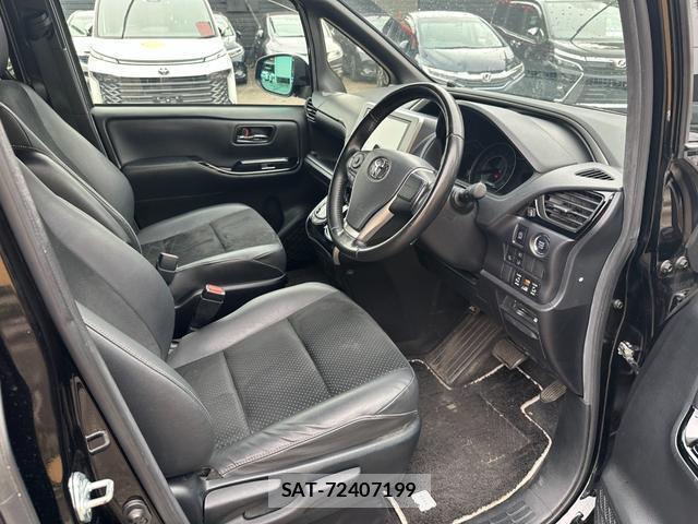 Toyota VOXY 2021-05 8071496-11