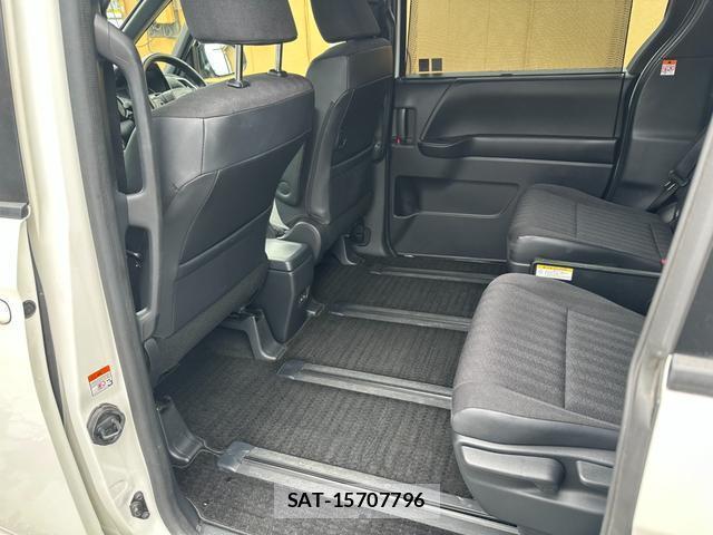 Toyota VOXY 2023-05 8071499-14