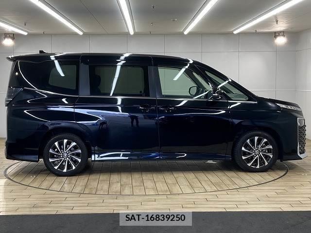 Toyota VOXY 2024-03 8071550-17