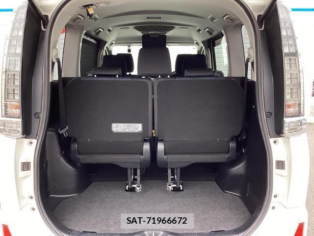 Toyota VOXY 2016-04 8071609-10