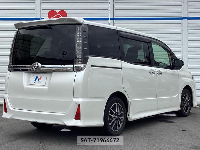Toyota VOXY 2016-04 8071609-17