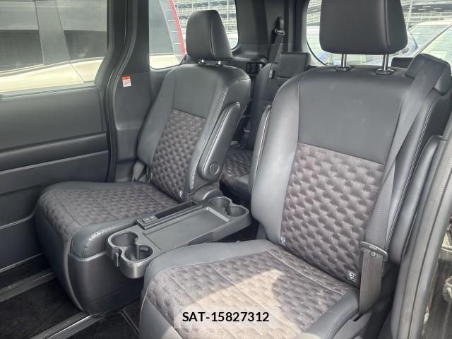 Toyota VOXY 2023-04 8072110-2