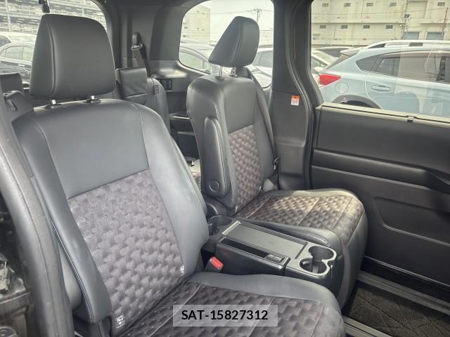 Toyota VOXY 2023-04 8072110-3