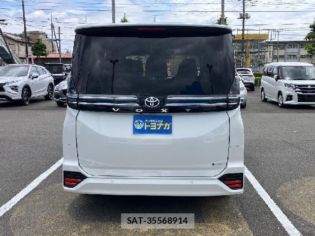 Toyota VOXY 2026-05 8072517-4