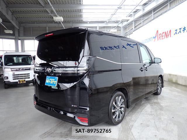 Toyota VOXY 2026-04 8072540-3