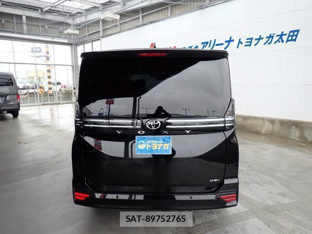 Toyota VOXY 2026-04 8072540-4