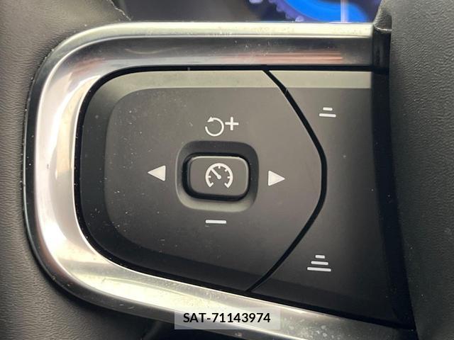Volvo XC40 2023-09 8070907-9
