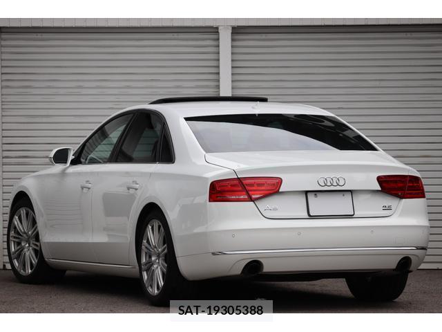 Audi A8 2011-08 8220825-1