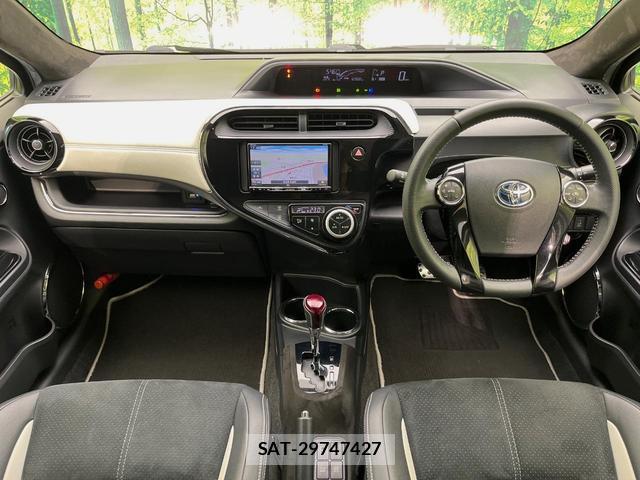 Toyota AQUA 2015-11 8216269-1