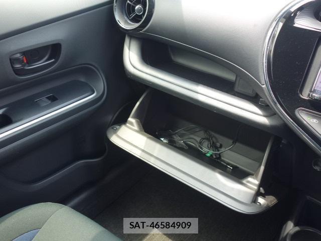 Toyota AQUA 2017-09 8216758-11